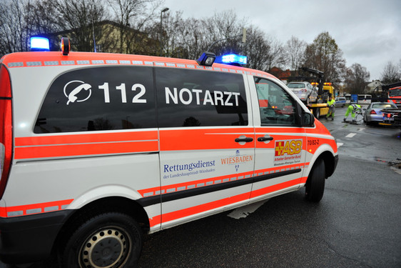Schwerer Verkehrsunfall in Mainz-Kostheim. Drei Personen werden verletzt. Rettungskräfte kümmern sich um die Patienten.