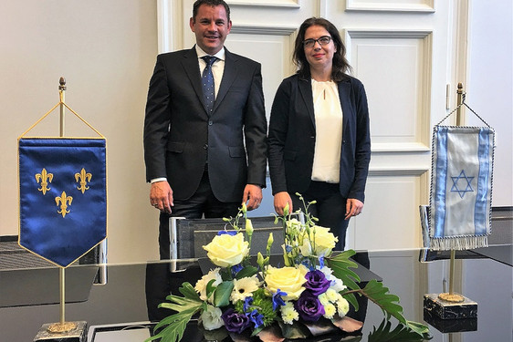 Die Generalkonsulin des Staates Israel, Sandra Simovich stellte sich bei Wiesbadens Oberbürgermeister Sven Gerich vor.