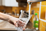 Vorsorgechlorung des Trinkwassers in Wiesbaden: Aktuelle Probenahmen haben keine weiteren Befunde oder Belastung mehr aufgewiesen. In Abstimmung mit dem Gesundheitsamt wird die Chlorzugabe aber vorsorglich bis Montag (2. Januar) aufrechterhalten.