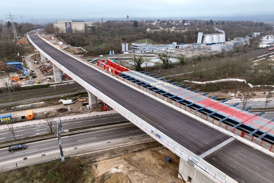 Die südliche Salzbachtalbrücke wird am Montag, 18. Dezember, in den späten Nachmittagsstunden für den Verkehr freigegeben.