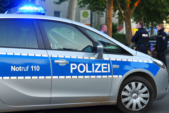 Schüsse auf Schulgelände der Theodor-Fliedner-Schule in Bierstadt. Die Polizei finden bei einer Gruppe eine Schreckschusswaffe.