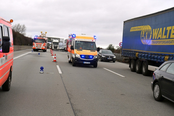 Wiesbadenaktuell Lkw Schiebt Zwei Fahrzeuge Auf A3 Bei Wiesbaden Zusammen