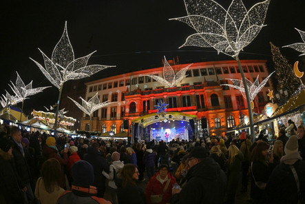 Mit Weihnachtszauber und Engels-Show startet am Dienstagabend, 26. November, der 22. Wiesbadener Sternschnuppen Markt in der Innenstadt.