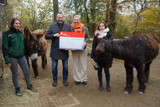 Beim Hundeschwimmen im Wiesbadener Kallebad wurden 850 Euro als Dpende für den Tierpark Fasanerie gesammelt.