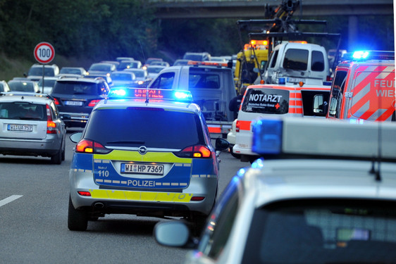 Auffahrunfall auf der B455 bei Wiesbaden-Erbenheim fordert eine verletzte Person und einen hohen Sachschaden sowie lange Staus. Rettungskräfte im Einsatz.