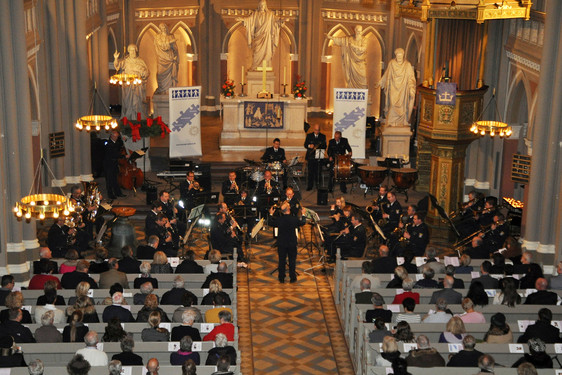 Adventskonzert mit dem Landespolizeiorchester Hessen und Gospelchor in der Wiesbadener Marktkirche.
