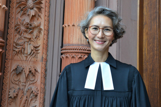 Arami Neumann ist als Dekanin in Wiesbaden offiziell eingeführt worden. Sie ist die erste Frau, die dieses Amt bisher übernimmt.