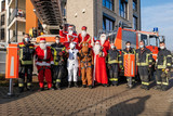Der Weihnachtsmann besuchte das Zwerg Nase Zentrum. Unterstützt wurde er hierbei von der Wiesbadener Feuerwehr.