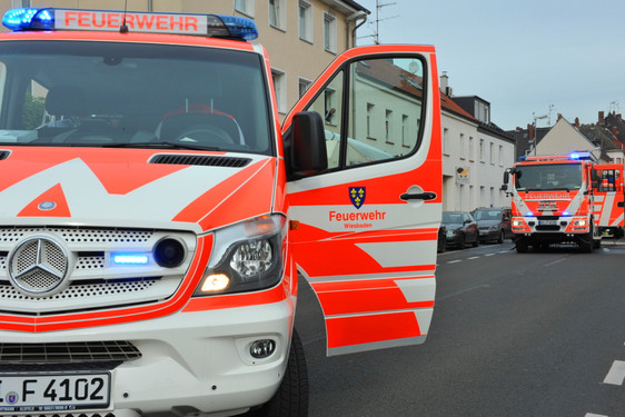 Radiowecker ruft Nachbarn und die Feuerwehr auf den Plan. Gemeinsam retten sie dadurch in Wiesbaden ein Menschenleben.