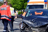 Ein medizinischer Notfall bei einem 72-jährigen Autofahrer verursacht am Montag  einen Verkehrsunfall in Wiesbaden Kostheim. Rettungskräfte versorgen den Mann.