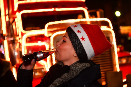 Coca-Cola kommt mit Weihnachtstrucks nach Wiesbaden. Magische Momente am Freitag, 6. Dezember, im Hauptbahnhof.