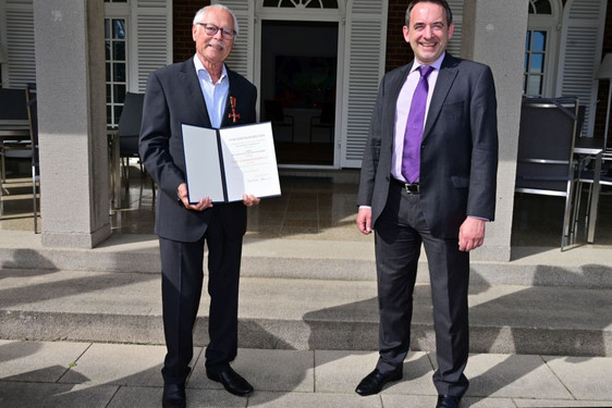 Der Pädagoge Dr. Guido-Carl Seelmann-Eggebert wurde in Wiesbaden mit dem Verdienstkreuz am Bande des Verdienstordens der Bundesrepublik Deutschland ausgezeichnet.