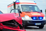 Vorfahrt missachtet. Heftiger Crash in Mainz-Kostheim. Zwei Personen werden verletzt. Rettungssanitäter und Notarzt versorgen die beiden Personen.