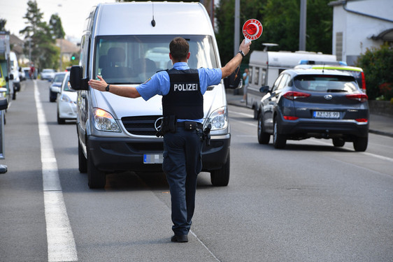 Verkehrsteilnehmer wurden in Dotzheim kontrolliert. Einige hantierten mit dem Smartphone während der Fahrt herum