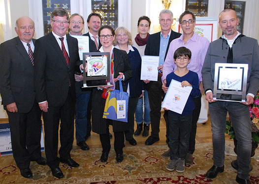 Bürgermeister Arno Goßmann und Stadtverordnetenvorsteher Wolfgang Nickel mit den Gewinnern des Wiesbadener Umweltpreises 2014