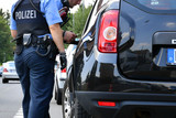 Verkehrskontrollen: Ablenkung durch Handy im Straßenverkehr. Die Polizei stoppt am Montagmittag zahlreiche Autofahrer:innen in Wiesbaden-Biebrich.