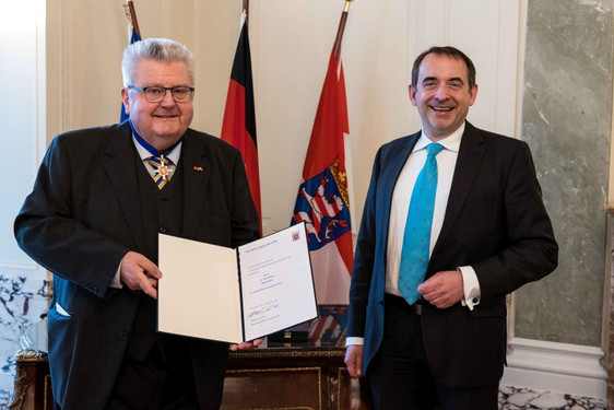 Kultusminister Prof. Dr. R. Alexander Lorz dem ehemaligen Richter Dr. Rolf Faber in Wiesbaden den Verdienstorden des Hessischen Ministerpräsidenten überreicht.