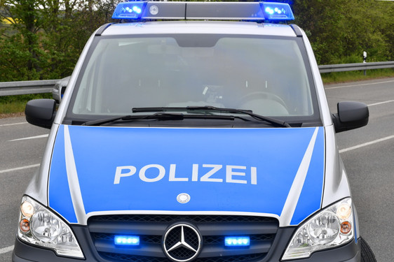 Fahrradfahrer verursacht Verkehrsunfall in Wiesbaden-Biebrich und flüchtet. Die Polizei sucht Zeugen.