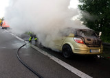 Feuerwehr löscht den brennenden Opel Astra