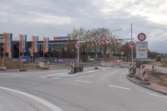 Die Konrad-Zuse-Straße mit neuen Kreisel in Wiesbaden-Nordenstadt ist fertiggestellt. Der Verkehr kann wieder fließen.