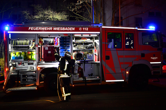 Brand einer Großraummülltonne in der Nacht zum Freitag in Wiesbaden-Kastel.
