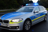 Der Fahrer eines  Kleintransporters zeigt einer  Polizeistreife auf A3 bei Wiesbaden in der Nacht zum Dienstag den Mittelfinger. Das Fahrzeug wurde anschließend gestoppt.