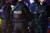 Ein Fußballfan hat am Freitagabend in Wiesbaden Polizeibeamte beleidigt und Widerstand geleistet.