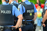 Am Mittwochabend wurde ein 30-Jähriger in Wiesbaden-Kastel nach der Belästigung einer Jugendlichen festgenommen. Auch gegenüber der Streifenbesatzung verhielt er sich noch straffällig.