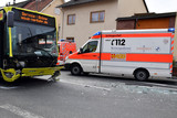 Auto kollidierte am Montagnachmittag in Wiesbaden Amöneburg mit einem Linienbus. Eine Frau wurde dabei verletzt.