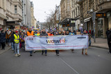 Am Samstag, einen Tag vor der Bundestagswahl soll eine große Menschenkette durch Wiesbaden ziehen. Um 15 Uhr versammeln sich Bürgerinnen und Bürger, um ein klares Zeichen für Zusammenhalt, Toleranz und Vielfalt zu setzen. Die Aktion wird vom Wiesbadener Verein WiF organisiert und vom Wiesbadener Bündnis für Demokratie unterstützt.