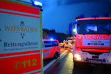 Schwerverletzter muss nach Verkehrsunfall im Bereich der L 3028 in Höhe Wiesbaden-Medenbach in der Dunkelheit gesucht werden.