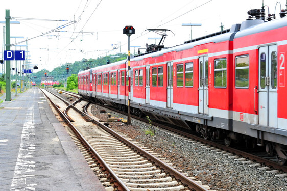 Zusätzlicher Bahn und Busverkehr soll helfen Fahrverbote in Wiesbaden zu verhindern.