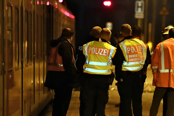 Zwei Männer wurden am Freitagabend in Mainz-Kastel von einem Zug erfasst und dabei tödlich verletzt.