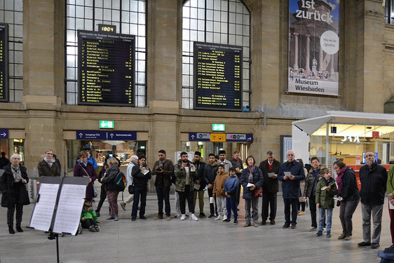 Die Friedensgebetskette machte Station am Wiesbadener Hauptbahnhof.