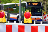 Fahrbahnabsenkung in der Hockenbergstraße in Wiesbaden-Medenbach. Buslinie 21 wird umgeleitet.