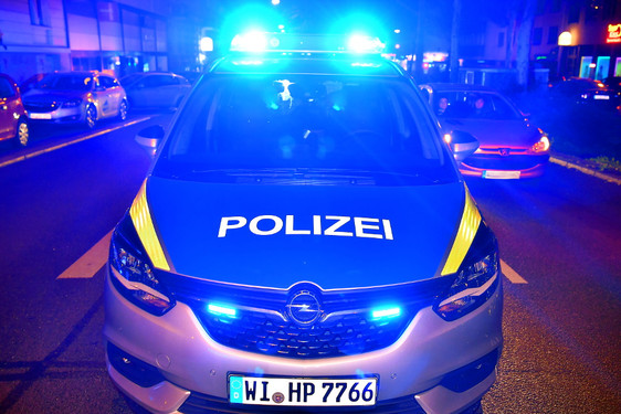Mann mit Jagdmesser raubt Passant am Samstagabend in Wiesbaden aus und will anschließend mit Linienbus fahren. Polizei nimmt den Täter fest.