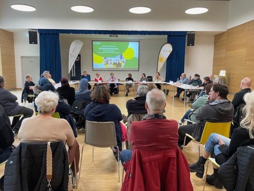 Wiesbadens Sozialdezernentin Dr. Patricia Becher stellte sich im Schelmengraben den Fragen der Anwohner