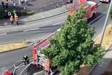 Bei einem Brand im Dachgeschoss eines im Bau befindlichen Wohngebäudes in der Dotzheimer Straße in Wiesbaden ist am Freitagvormittag ein hoher Sachschaden entstanden. Der Brand konnte mit einem Wenderohr der Drehleiter und einem Rohr im Innenangriff rasch unter Kontrolle gebracht werden.