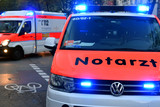Radfahrer wird in Delkenheim von Autofahrerin erfasst und schwer verletzt. Ein Notarzt und Rettungssanitäter versorgen den Mann.