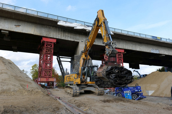 A66 Salzbachtalbrücke: Nach der Sprengung am Samstag geht es zügig weiter. Direkt nach dem Knall rücken die Bagger und Kipper an um den Bauschutt abzutransportieren.