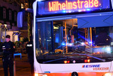 Am Freitagabend wurde ein Busfahrer in Wiesbaden attackiert. Nach der Festnahme des Täters, mischte sich ein “Unbeteiligter“ ein. Die Polizei nahm beide Männer fest.