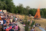 In Wiesbaden-Sonnenberg wird am Samstag, 15. Juni, das spektakuläre Sonnenwendfeuer von der Freiwilligen Feuwerwehr entzündet.