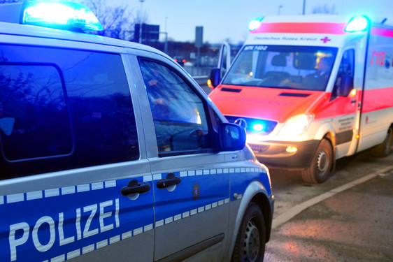 Jugendlicher versprüht Reizstoff in Kiosk in Wiesbaden-Bierstadt. Polizei und Rettungssanitäter im Einsatz.