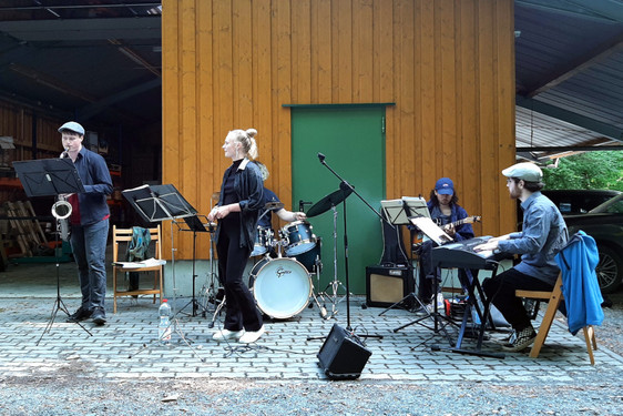 Konzert der jungen Wiesbadener Jazzband "Red Herrings" im Rahmen der Open-Air-Kunstaktion "Mensch-Natur-Kultur" in Wiesbaden-Dotzheim am 14. Mai.
