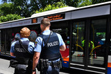 Eine 16-Jährige wurde am Freitagnachmittag in einem Stadtbus in Wiesbaden unsittlich von einem Fremden berührt.