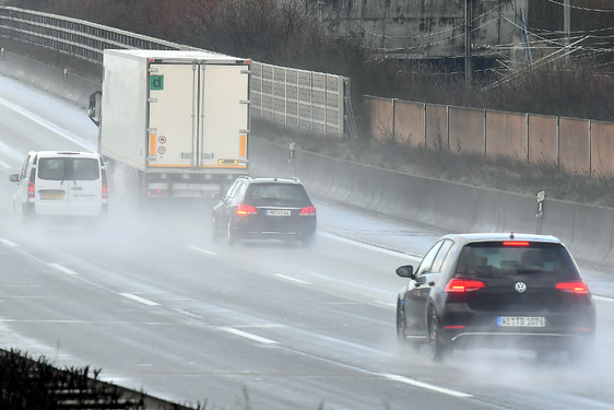 Gefahr durch Eis und Schnee auf Lkw. Gefrorene Eisplatte fliegen aus mehrere Autos auf der Autobahn 3 bei Wiesbaden.