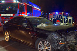 In der Nacht auf Freitag verletzte sich eine Person bei einem Verkehrsunfall mit zwei Autos in Wiesbaden.