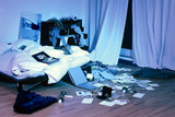 Wohnungseinbruch am Samstag in Wiesbaden. Täter durchwühlen das gesamte Schlafzimmer.
