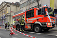 Ein brennendes E-Auto in der Tiefgarage unter dem Roncalli-Haus in Wiesbaden sorgte am Samstagmorgen für einen Großeinsatz der Feuerwehr. Durch den Brand in der Tiefgarage kam es zu einer starken Rauchentwicklung, die sich auch auf verschiedene Teile des Gebäudes ausbreitete