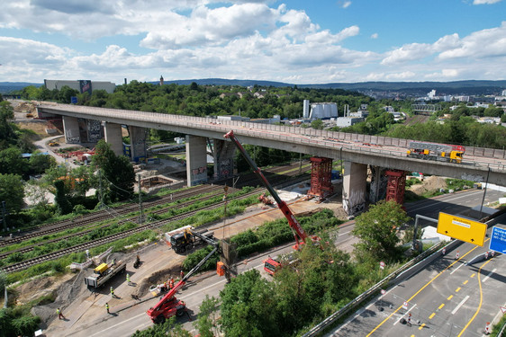 Spritzbetonsicherung des schadhaften Pfeilers an der Salzbachtalbrücke ist noch erforderlich